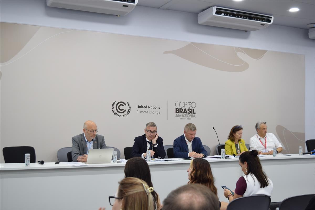 На кліматичній конференції ООН COP30 Україна повідомила, що має намір вимагати від росії компенсації за кліматичні збитки, щоб допомогти фінансувати післявоєнне відновлення. 