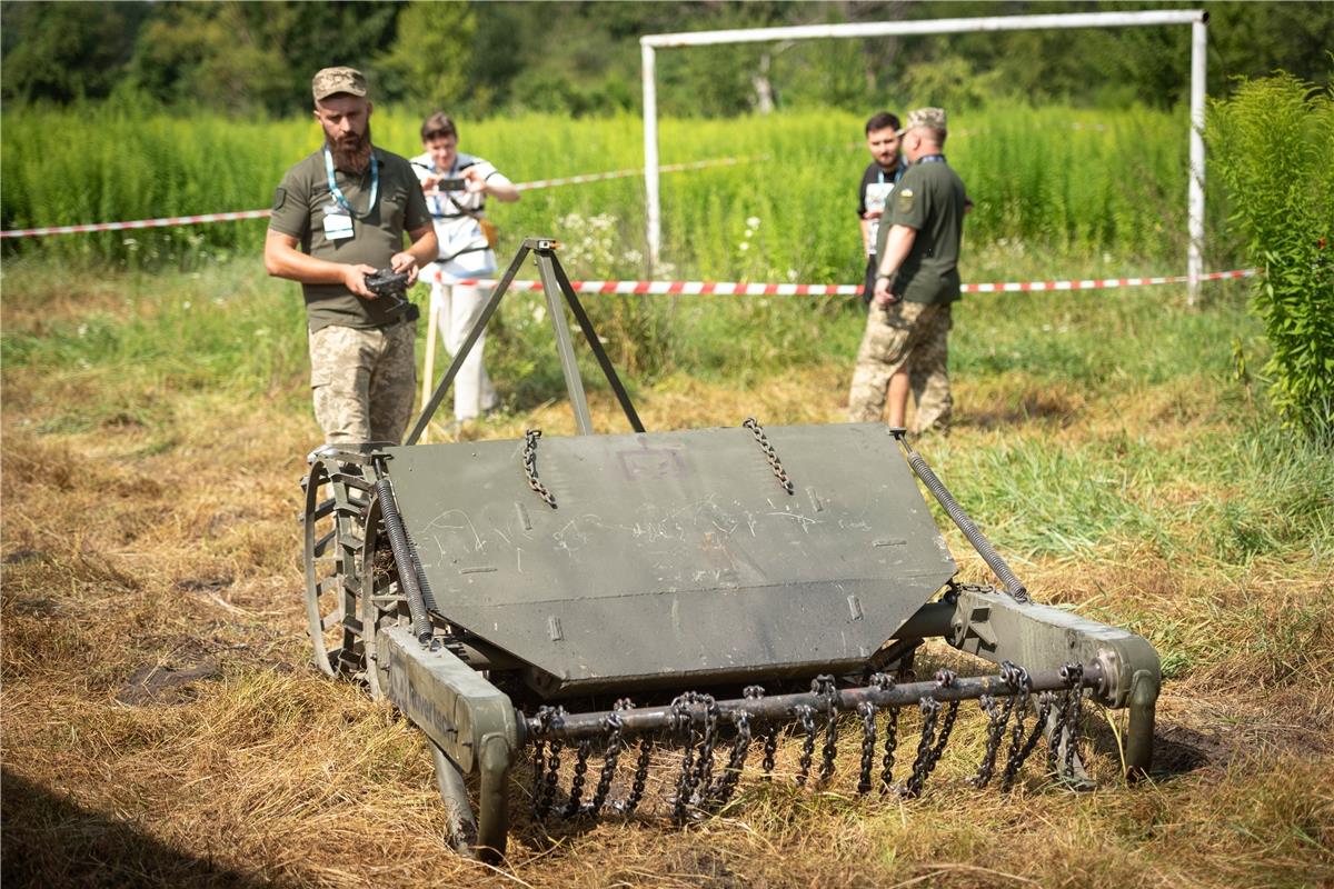 Українські розробники в рамках хакатону «Безпечне поле» випробували на полігоні свої розробки для скошування густої рослинності