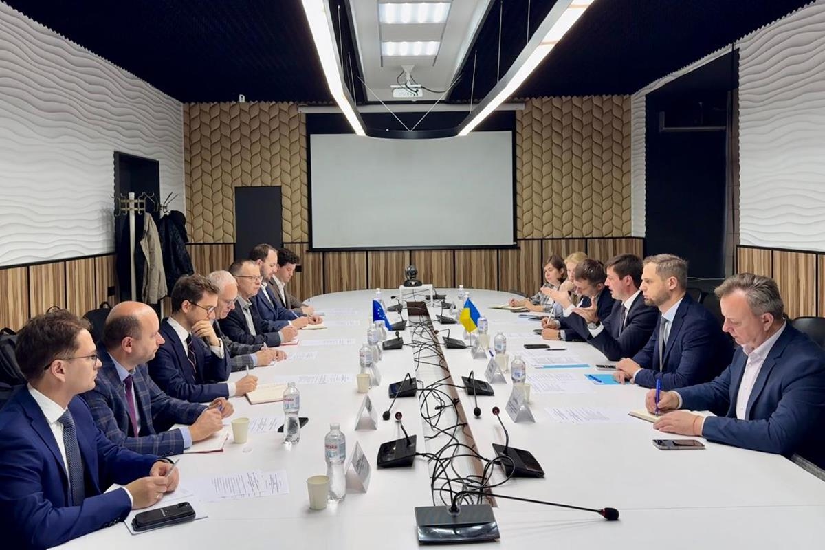 У Міністерстві економіки, довкілля та сільського господарства України відбулася змістовна зустріч заступників Міністра Тараса Висоцького та Дениса Башлика з делегацією Євросоюзу та представниками посольств країн ЄС в Україні з питань аграрної політики.
