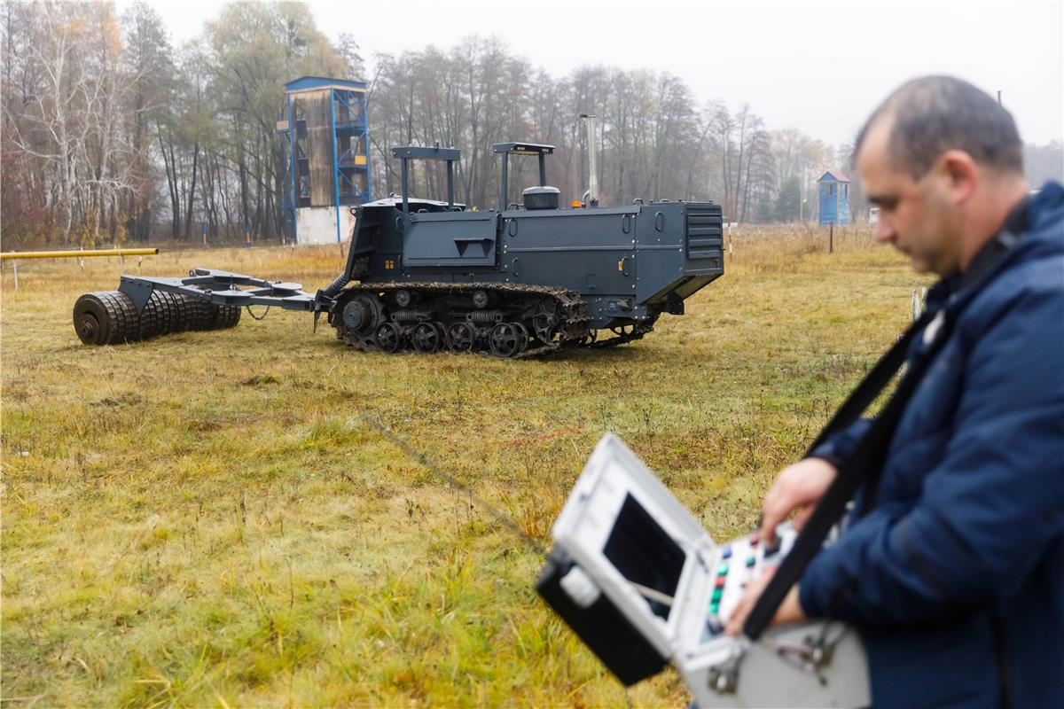 В розпорядження Державної служби з надзвичайних ситуацій поступила перша машина для підготовки ґрунту до розмінування, розроблена та вироблена в Україні.