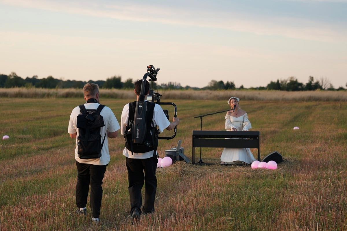 Вільна земля звучить: Vivienne Mort заспівала на розмінованому полі під Києвом