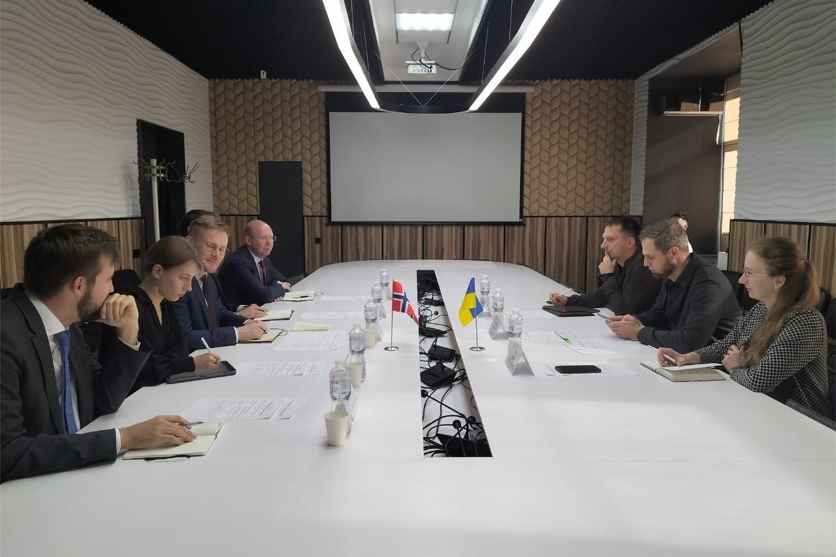 Заступник Міністра економіки, довкілля та сільського господарства України Денис Башлик провів зустріч з керівниками норвезького інвестиційного фонду Norfund за участі представників посольства Норвегії.