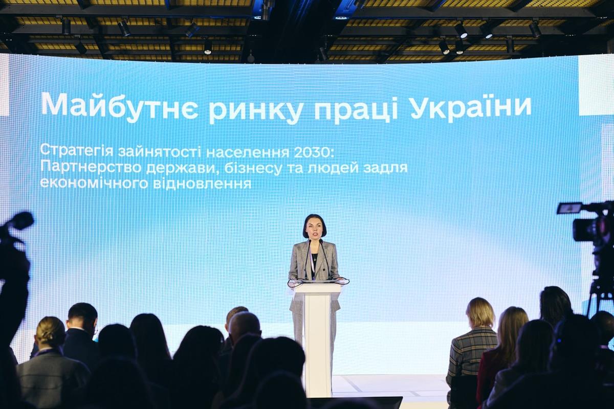 Під час заходу з презентації проєкту Стратегії зайнятості населення до 2030 року урядова команда представила підходи до оновлення трудового законодавства та анонсувала завершення роботи над новим Трудовим кодексом, підготовленим Міністерством економіки, довкілля та сільського господарства України спільно з соціальними партнерами та міжнародними експертами