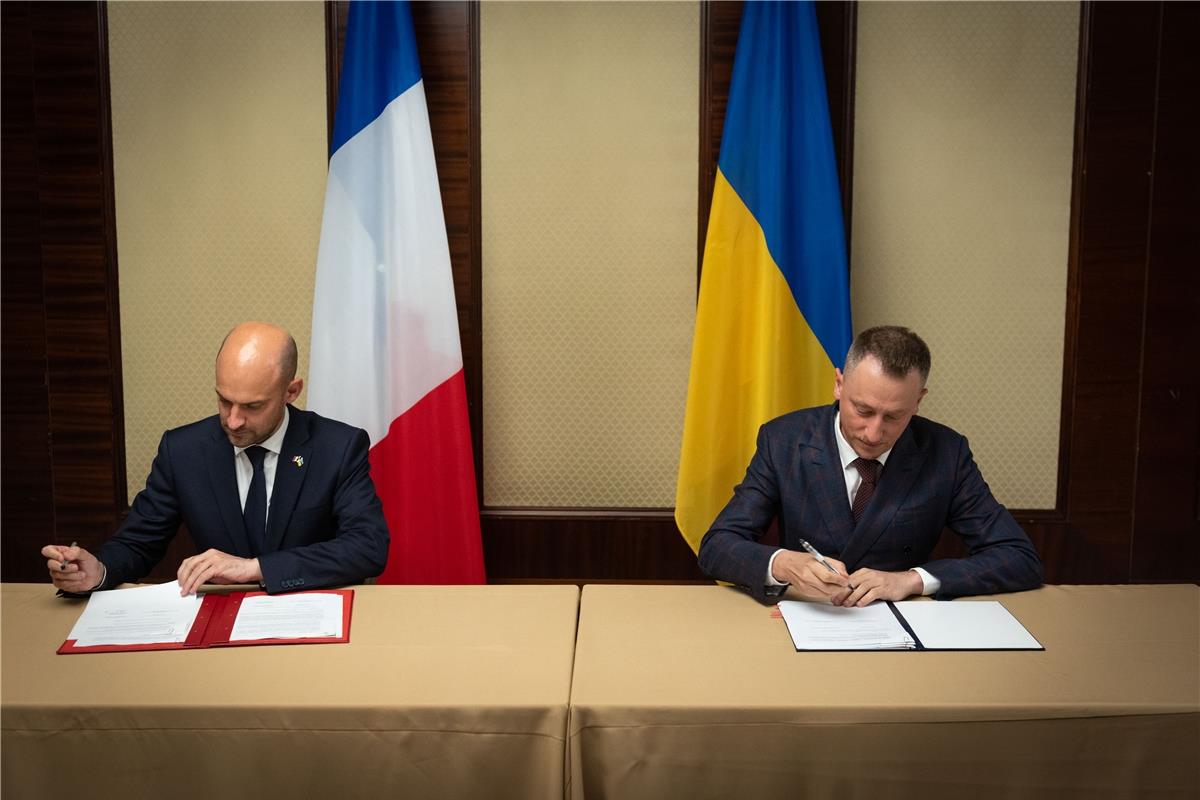 Міністр економіки, довкілля та сільського господарства України Олексій Соболев та Міністр Європи та закордонних справ Французької Республіки Жан-Ноель Барро підписали декларації про співпрацю