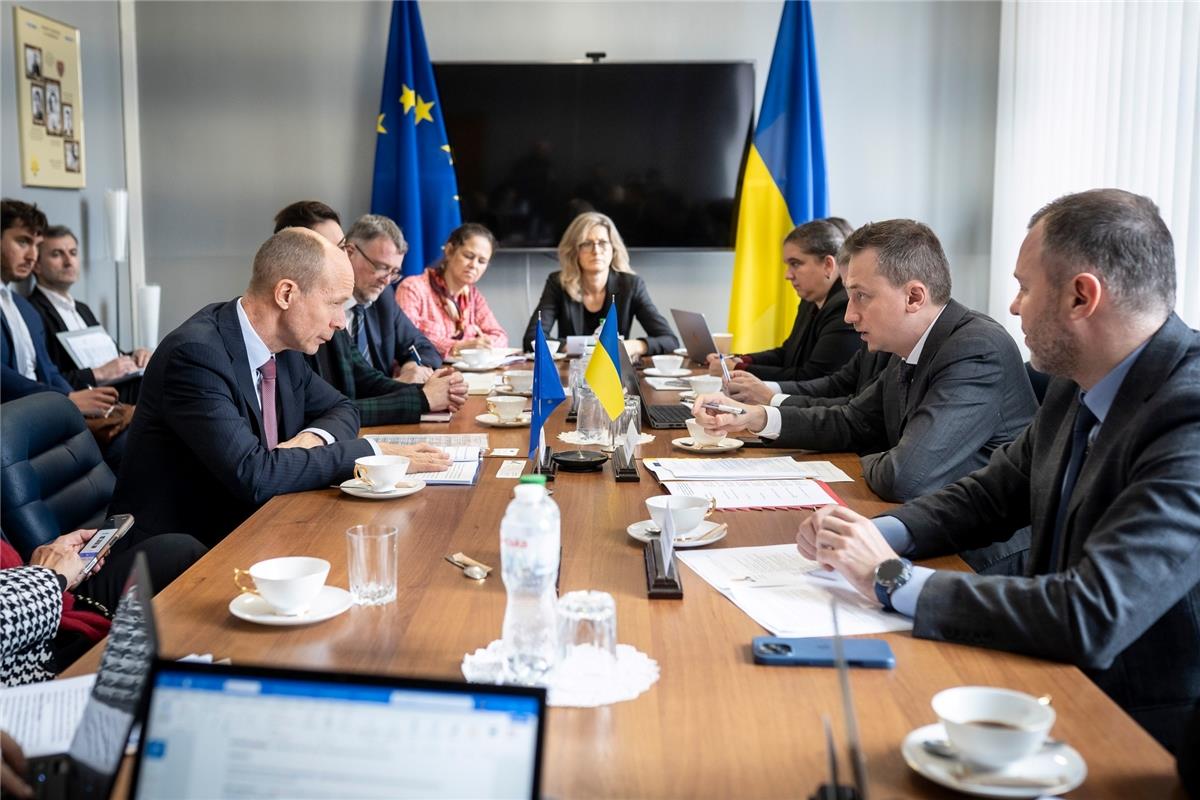 Міністр економіки, довкілля та сільського господарства України Олексій Соболев провів зустріч із Геральдом Рюйтерсом, заступником Генерального директора DG DEFIS, Бенедиктою фон Зехерр-Тосс, керуючою директоркою з питань миру, безпеки та оборони Європейської служби зовнішньої дії, та Посолкою ЄС в Україні Катаріною Матерновою.
