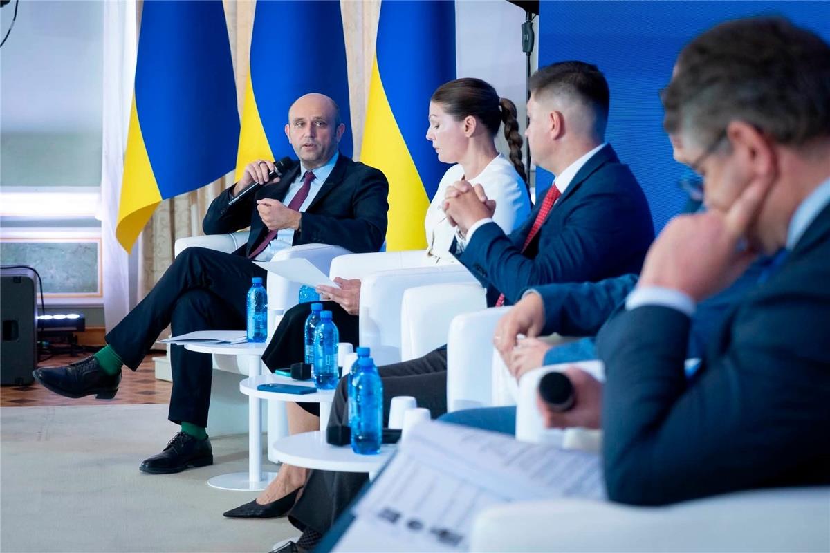 Олександр Кравченко визначив ключові економічні пріоритети де потрібна підтримка української дипломатичної служби