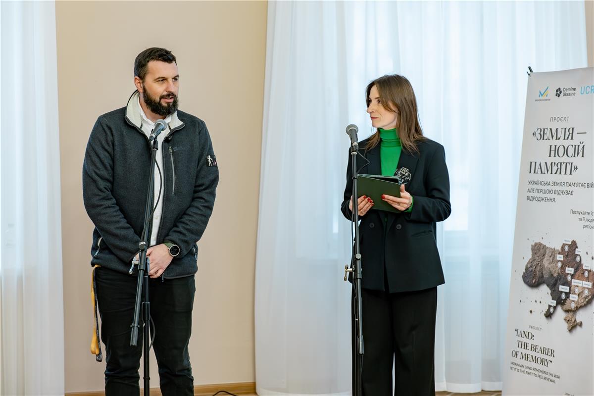 У Києві відкрили інсталяцію «Земля — носій памʼяті», присвячену гуманітарному розмінуванню