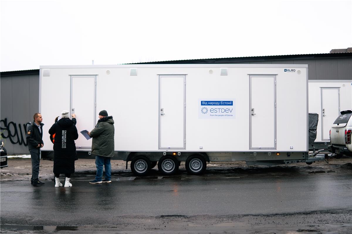 Естонія передала Нацполіції Житомирщини унікальне модульне містечко для саперів